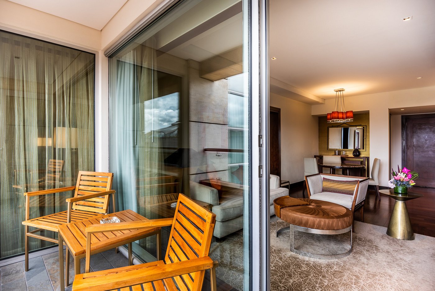 Deluxe Suite, 1 King Bed with Balcony - Image 2