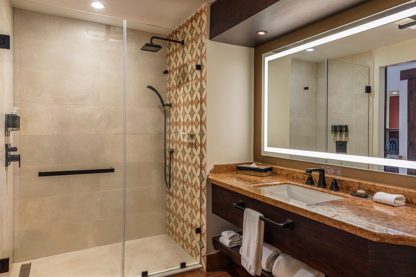 1 Bedroom Suite with two double beds - Image 2